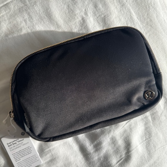 🆕 Lululemon Everywhere Belt Bag Velour - Black (Metal Hardware) - Picture 3 of 8